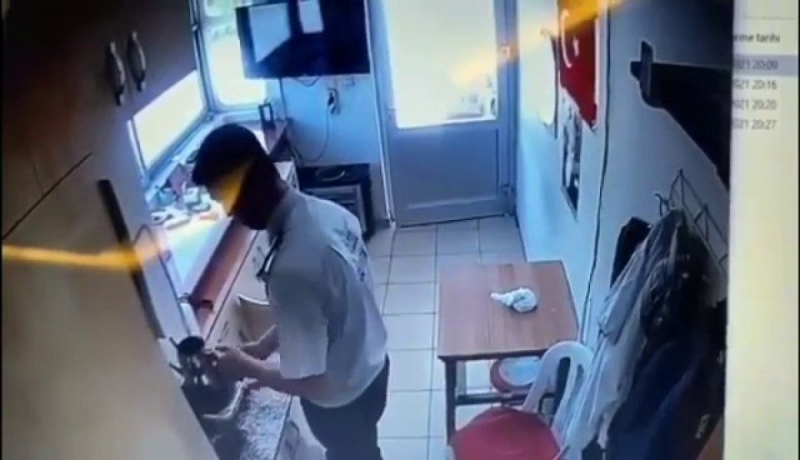 Ocakta ısıttı, sokaktaki köpeğin üzerine döktü !